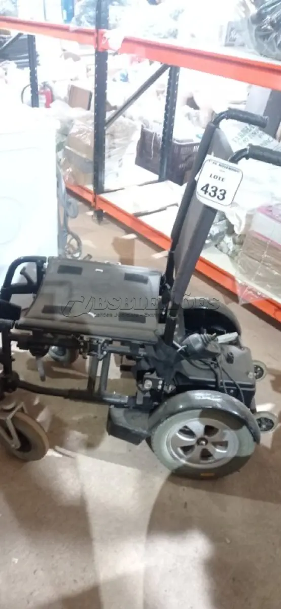 LOTE 433 - 01 CADEIRA DE RODAS MOTORIZADA. (NO ESTADO) ATENÇÃO! FAZER A VISITAÇÃO ANTES DE ARREMATAR, NÃO SABEMOS SE FUNCIONA, LEILÃO NÃO TEM GARANTIA E NEM DEVOLUÇÃO, SUJEITO A POSSÍVEIS AVARIAS VISÍVEIS/OCULTAS E/OU AUSÊNCIA DE COMPONENTES.