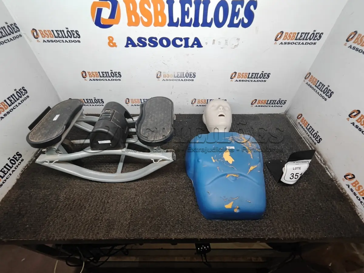 LOTE 351 - 01 SIMULADOR DE CAMINHADA LATERAL TIPO STEPPER E MANEQUIM DE TREINAMENTO RCP. (NO ESTADO) ATENÇÃO! FAZER A VISITAÇÃO ANTES DE ARREMATAR, NÃO SABEMOS SE FUNCIONA, LEILÃO NÃO TEM GARANTIA E NEM DEVOLUÇÃO, SUJEITO A POSSÍVEIS AVARIAS VISÍVEIS/OCULTAS E/OU AUSÊNCIA DE COMPONENTES.