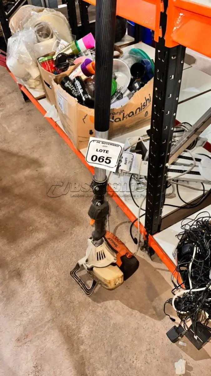 LOTE 065 - 01 MOTOPODA MARCA STIHL. (NO ESTADO) ATENÇÃO! FAZER A VISITAÇÃO ANTES DE ARREMATAR, NÃO SABEMOS SE FUNCIONA, LEILÃO NÃO TEM GARANTIA E NEM DEVOLUÇÃO, SUJEITO A POSSÍVEIS AVARIAS VISÍVEIS/OCULTAS E/OU AUSÊNCIA DE COMPONENTES.