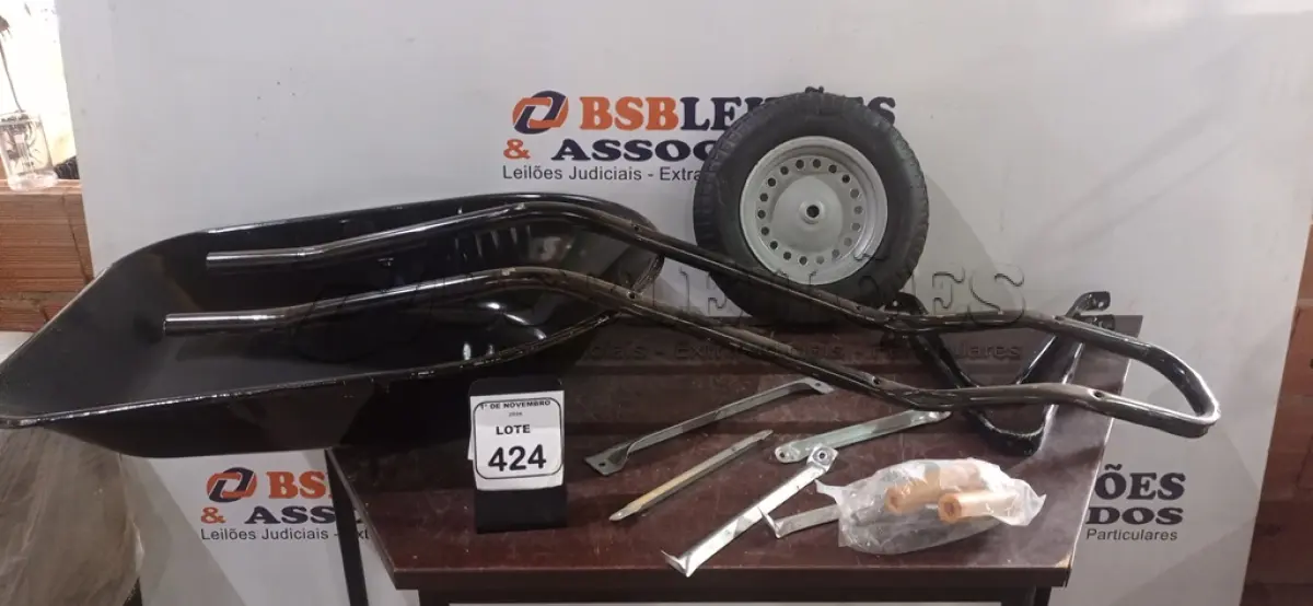 LOTE 424 - 01 CARRINHO DE MÃO DESMONTADO. (NO ESTADO) ATENÇÃO! FAZER A VISITAÇÃO ANTES DE ARREMATAR, NÃO SABEMOS SE FUNCIONA, LEILÃO NÃO TEM GARANTIA E NEM DEVOLUÇÃO, SUJEITO A POSSÍVEIS AVARIAS VISÍVEIS/OCULTAS E/OU AUSÊNCIA DE COMPONENTES.