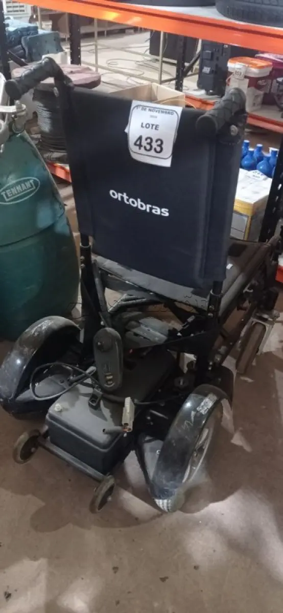 LOTE 433 - 01 CADEIRA DE RODAS MOTORIZADA. (NO ESTADO) ATENÇÃO! FAZER A VISITAÇÃO ANTES DE ARREMATAR, NÃO SABEMOS SE FUNCIONA, LEILÃO NÃO TEM GARANTIA E NEM DEVOLUÇÃO, SUJEITO A POSSÍVEIS AVARIAS VISÍVEIS/OCULTAS E/OU AUSÊNCIA DE COMPONENTES.