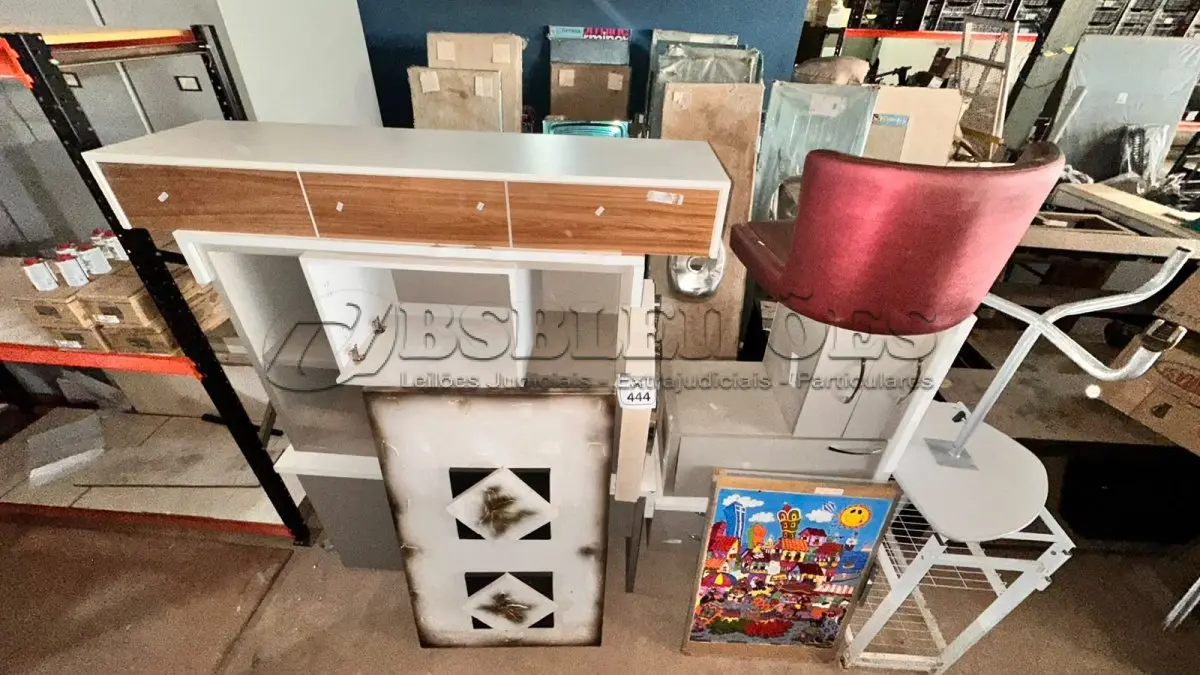 LOTE 444 - 01 MESA PEQUENA, 03 QUADROS DECORATIVOS, 01 PRATELEIRA DE FERRO GRADEADO E 05 ARMÁRIOS DE TAMANHOS E MODELOS DIVERSOS. (NO ESTADO) ATENÇÃO! FAZER A VISITAÇÃO ANTES DE ARREMATAR, NÃO SABEMOS SE FUNCIONA, LEILÃO NÃO TEM GARANTIA E NEM DEVOLUÇÃO, SUJEITO A POSSÍVEIS AVARIAS VISÍVEIS/OCULTAS E/OU AUSÊNCIA DE COMPONENTES.