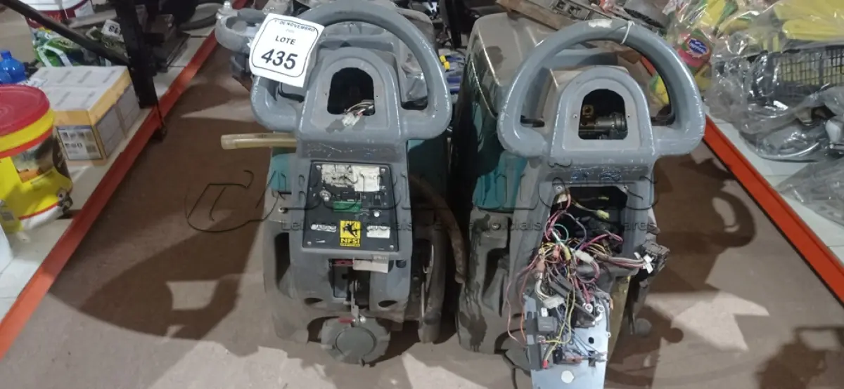 LOTE 435 - 02 LAVADORAS DE PISO PROFISSIONAL AUTOMÁTICA MODELO T3 MARCA  TENNANT. (NO ESTADO) ATENÇÃO! FAZER A VISITAÇÃO ANTES DE ARREMATAR, NÃO SABEMOS SE FUNCIONA, LEILÃO NÃO TEM GARANTIA E NEM DEVOLUÇÃO, SUJEITO A POSSÍVEIS AVARIAS VISÍVEIS/OCULTAS E/OU AUSÊNCIA DE COMPONENTES.