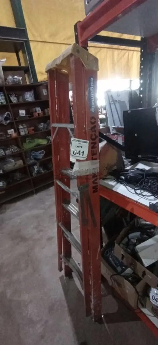 LOTE 041 - 01 ESCADA TESOURA EM FIBRA DE VIDRO DE 06 DEGRAUS. (NO ESTADO) ATENÇÃO! FAZER A VISITAÇÃO ANTES DE ARREMATAR, NÃO SABEMOS SE FUNCIONA, LEILÃO NÃO TEM GARANTIA E NEM DEVOLUÇÃO, SUJEITO A POSSÍVEIS AVARIAS VISÍVEIS/OCULTAS E/OU AUSÊNCIA DE COMPONENTES.