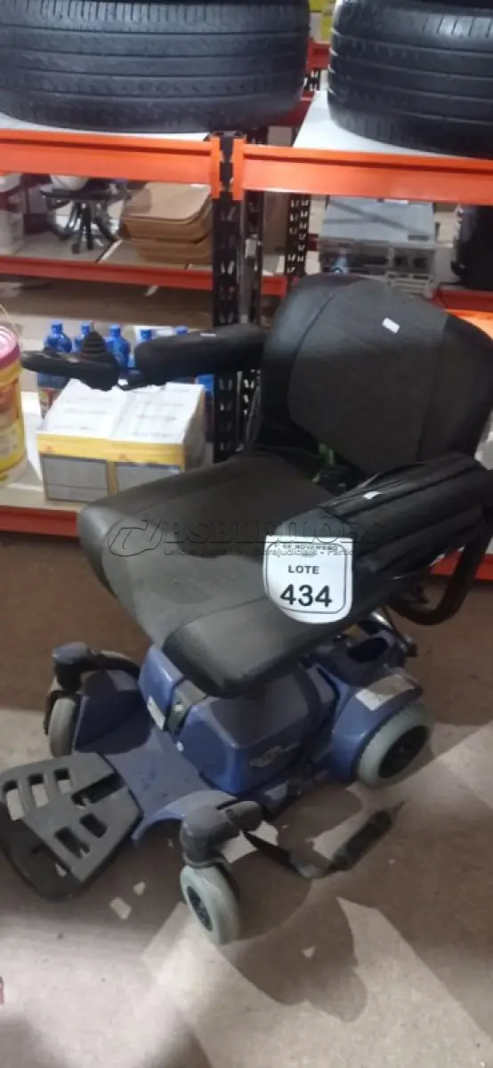 LOTE 434 - 01 CADEIRA DE RODAS MOTORIZADA. (NO ESTADO) ATENÇÃO! FAZER A VISITAÇÃO ANTES DE ARREMATAR, NÃO SABEMOS SE FUNCIONA, LEILÃO NÃO TEM GARANTIA E NEM DEVOLUÇÃO, SUJEITO A POSSÍVEIS AVARIAS VISÍVEIS/OCULTAS E/OU AUSÊNCIA DE COMPONENTES.