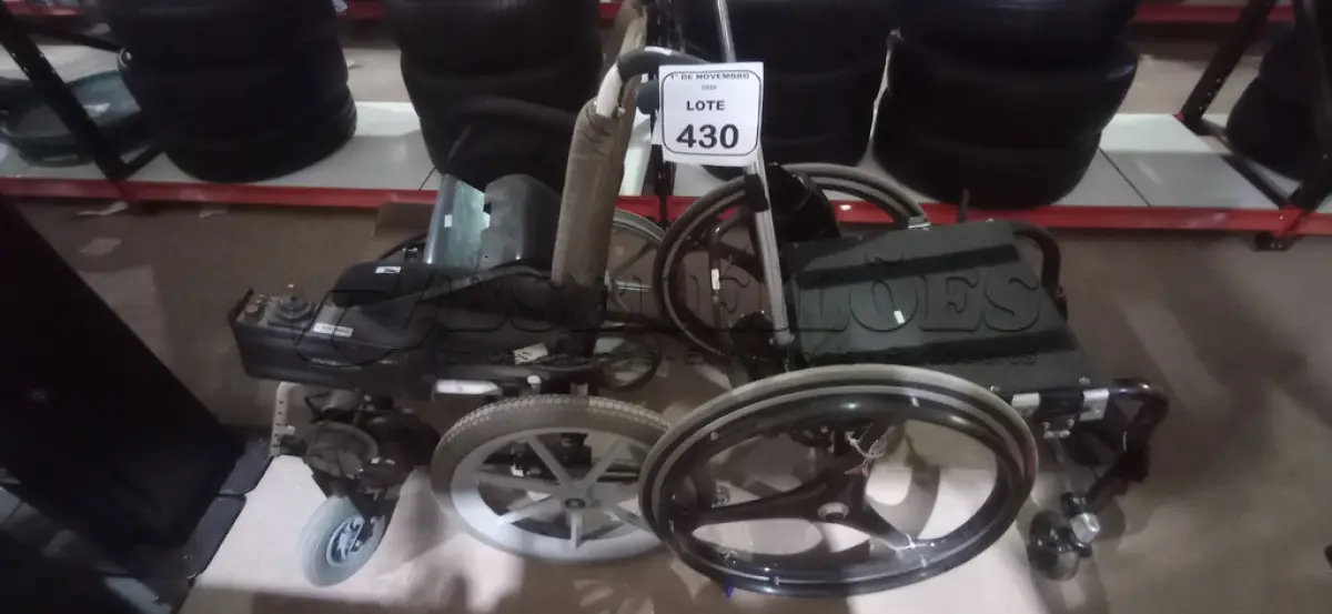 LOTE 430 - 01 CADEIRA DE RODAS MOTORIZADA E 01 CADEIRA DE RODAS. (NO ESTADO) ATENÇÃO! FAZER A VISITAÇÃO ANTES DE ARREMATAR, NÃO SABEMOS SE FUNCIONA, LEILÃO NÃO TEM GARANTIA E NEM DEVOLUÇÃO, SUJEITO A POSSÍVEIS AVARIAS VISÍVEIS/OCULTAS E/OU AUSÊNCIA DE COMPONENTES.
