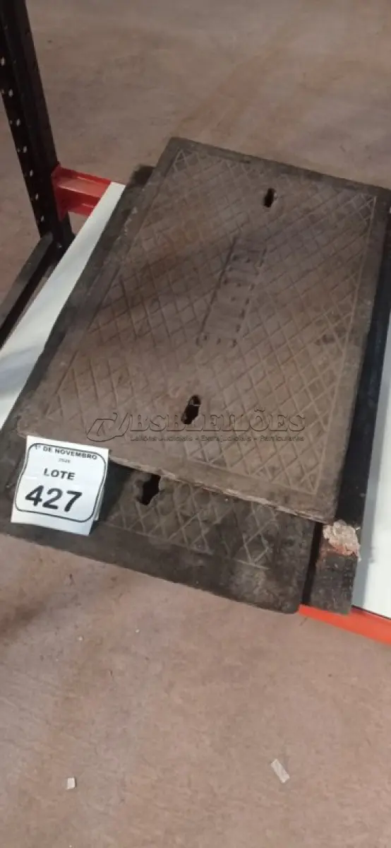 LOTE 427 - 02 TAMPAS DE BUEIRO DE FERRO. (NO ESTADO) ATENÇÃO! FAZER A VISITAÇÃO ANTES DE ARREMATAR, NÃO SABEMOS SE FUNCIONA, LEILÃO NÃO TEM GARANTIA E NEM DEVOLUÇÃO, SUJEITO A POSSÍVEIS AVARIAS VISÍVEIS/OCULTAS E/OU AUSÊNCIA DE COMPONENTES.