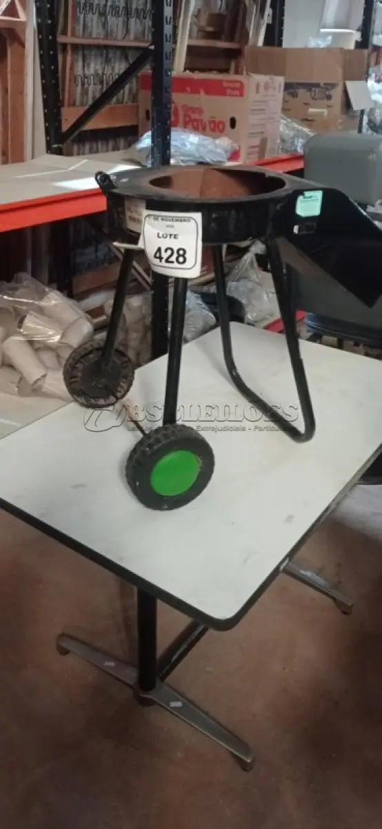 LOTE 428 - 01 BASE DE TRITURADOR DE FOLHAS E 01 MESA COM TAMPO EM MADEIRA DE 1,06X0,66M. (NO ESTADO) ATENÇÃO! FAZER A VISITAÇÃO ANTES DE ARREMATAR, NÃO SABEMOS SE FUNCIONA, LEILÃO NÃO TEM GARANTIA E NEM DEVOLUÇÃO, SUJEITO A POSSÍVEIS AVARIAS VISÍVEIS/OCULTAS E/OU AUSÊNCIA DE COMPONENTES.