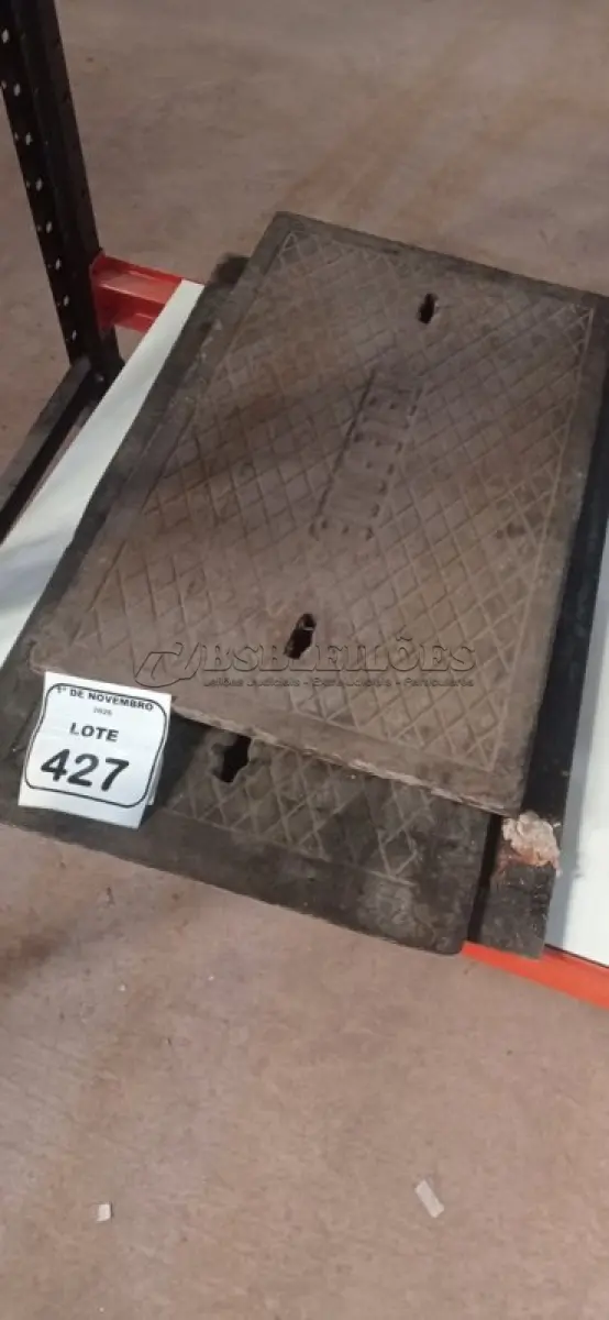 LOTE 427 - 02 TAMPAS DE BUEIRO DE FERRO. (NO ESTADO) ATENÇÃO! FAZER A VISITAÇÃO ANTES DE ARREMATAR, NÃO SABEMOS SE FUNCIONA, LEILÃO NÃO TEM GARANTIA E NEM DEVOLUÇÃO, SUJEITO A POSSÍVEIS AVARIAS VISÍVEIS/OCULTAS E/OU AUSÊNCIA DE COMPONENTES.