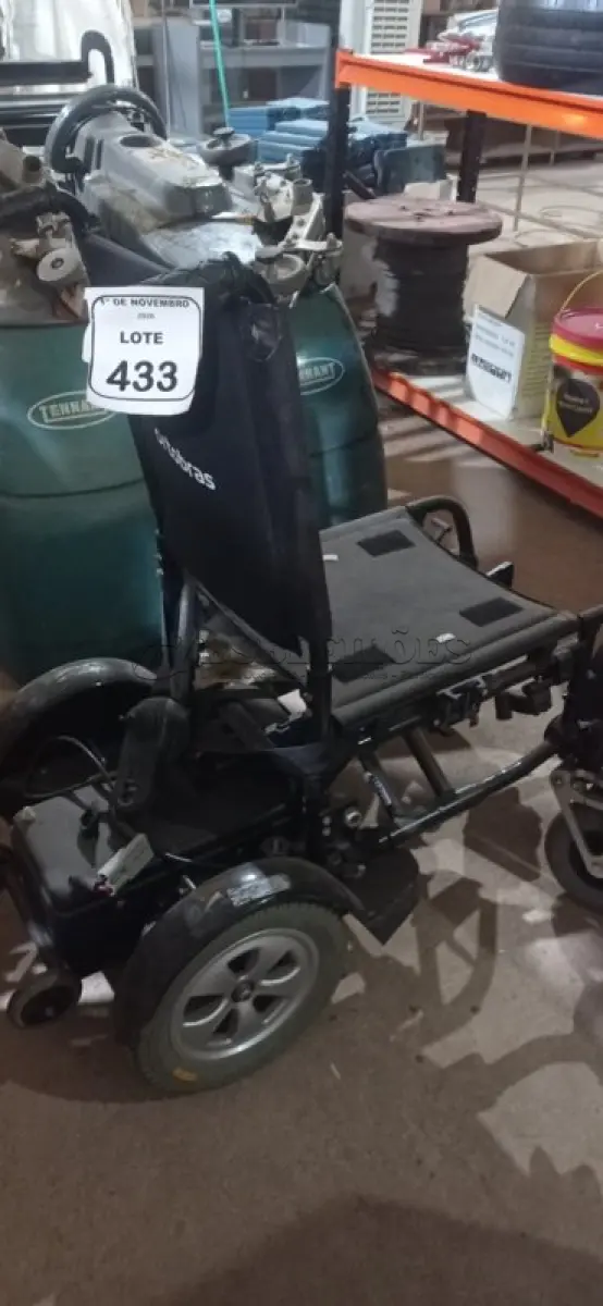 LOTE 433 - 01 CADEIRA DE RODAS MOTORIZADA. (NO ESTADO) ATENÇÃO! FAZER A VISITAÇÃO ANTES DE ARREMATAR, NÃO SABEMOS SE FUNCIONA, LEILÃO NÃO TEM GARANTIA E NEM DEVOLUÇÃO, SUJEITO A POSSÍVEIS AVARIAS VISÍVEIS/OCULTAS E/OU AUSÊNCIA DE COMPONENTES.