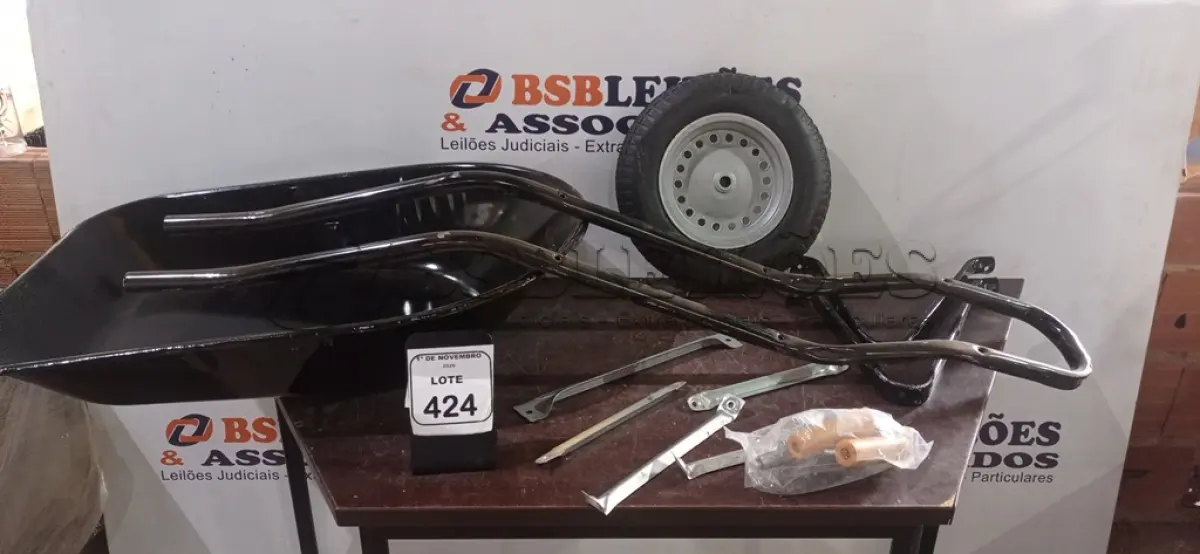 LOTE 424 - 01 CARRINHO DE MÃO DESMONTADO. (NO ESTADO) ATENÇÃO! FAZER A VISITAÇÃO ANTES DE ARREMATAR, NÃO SABEMOS SE FUNCIONA, LEILÃO NÃO TEM GARANTIA E NEM DEVOLUÇÃO, SUJEITO A POSSÍVEIS AVARIAS VISÍVEIS/OCULTAS E/OU AUSÊNCIA DE COMPONENTES.