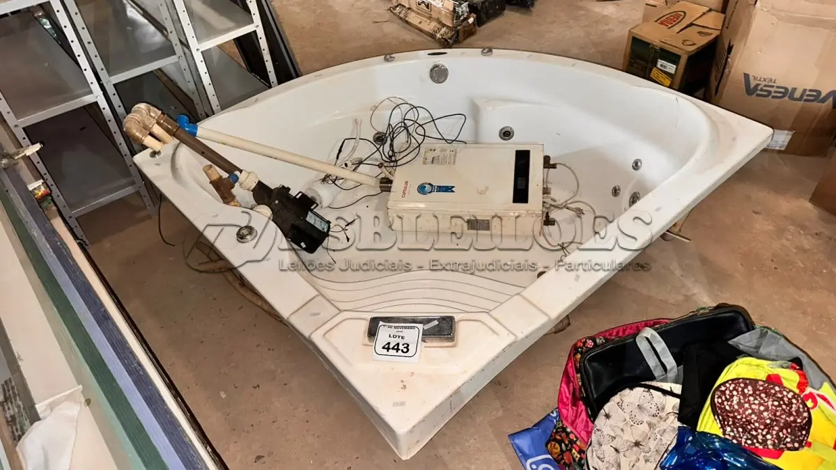 LOTE 443 - 01 BANHEIRA MARCA ASTRACRIL. (NO ESTADO) ATENÇÃO! FAZER A VISITAÇÃO ANTES DE ARREMATAR, NÃO SABEMOS SE FUNCIONA, LEILÃO NÃO TEM GARANTIA E NEM DEVOLUÇÃO, SUJEITO A POSSÍVEIS AVARIAS VISÍVEIS/OCULTAS E/OU AUSÊNCIA DE COMPONENTES.