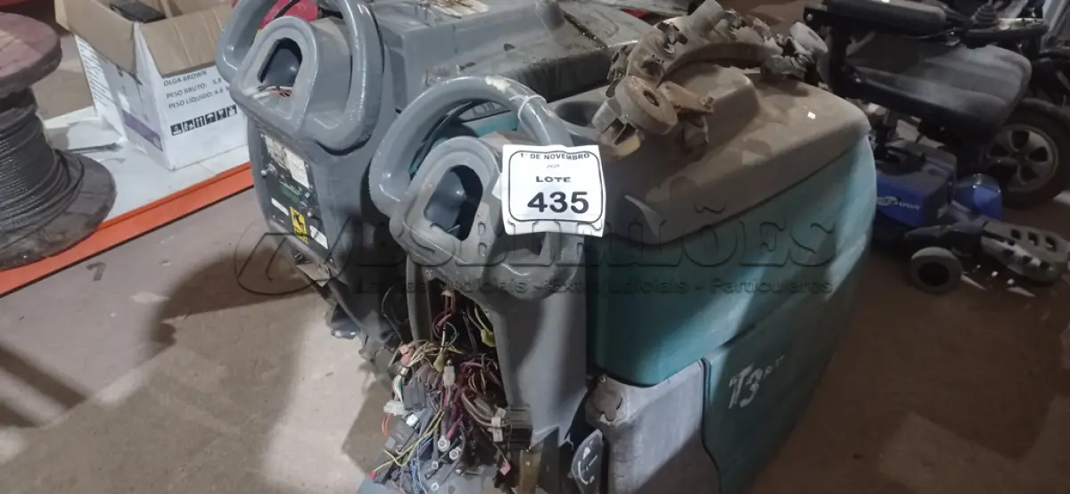 LOTE 435 - 02 LAVADORAS DE PISO PROFISSIONAL AUTOMÁTICA MODELO T3 MARCA  TENNANT. (NO ESTADO) ATENÇÃO! FAZER A VISITAÇÃO ANTES DE ARREMATAR, NÃO SABEMOS SE FUNCIONA, LEILÃO NÃO TEM GARANTIA E NEM DEVOLUÇÃO, SUJEITO A POSSÍVEIS AVARIAS VISÍVEIS/OCULTAS E/OU AUSÊNCIA DE COMPONENTES.