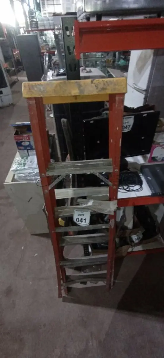 LOTE 041 - 01 ESCADA TESOURA EM FIBRA DE VIDRO DE 06 DEGRAUS. (NO ESTADO) ATENÇÃO! FAZER A VISITAÇÃO ANTES DE ARREMATAR, NÃO SABEMOS SE FUNCIONA, LEILÃO NÃO TEM GARANTIA E NEM DEVOLUÇÃO, SUJEITO A POSSÍVEIS AVARIAS VISÍVEIS/OCULTAS E/OU AUSÊNCIA DE COMPONENTES.