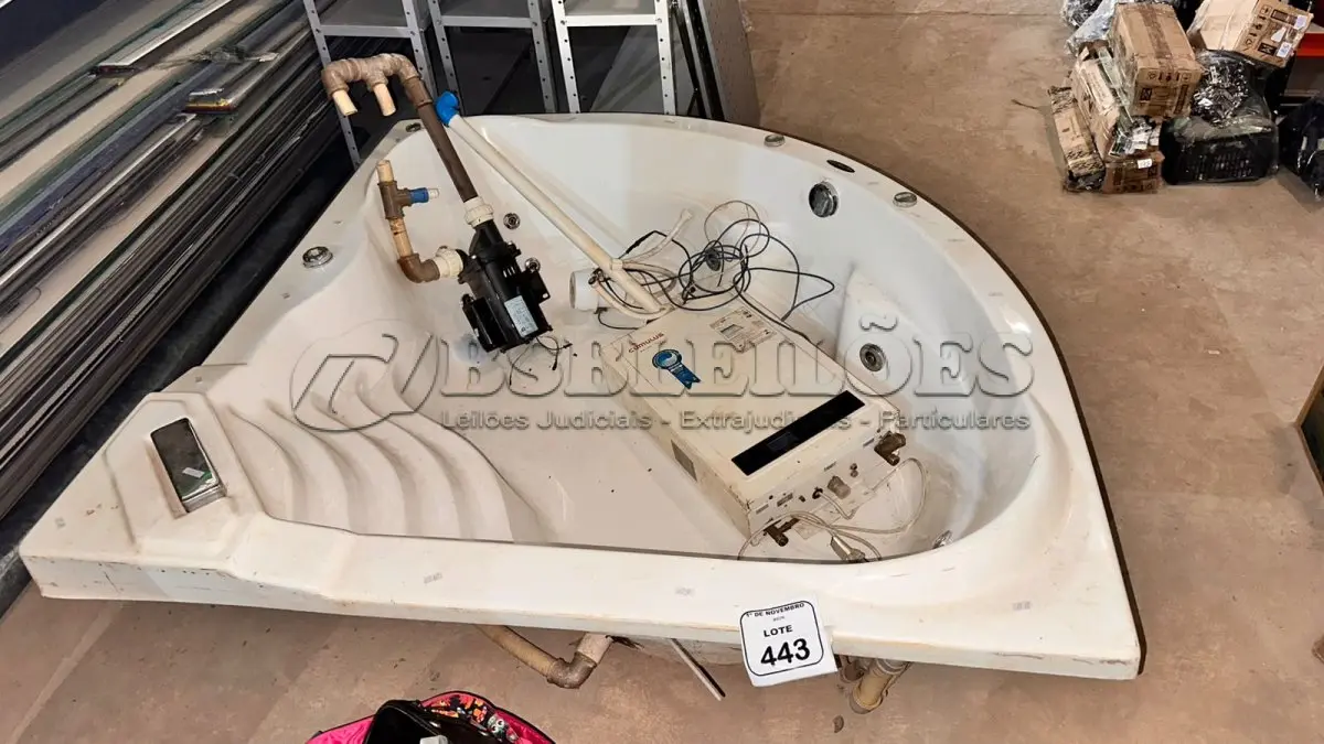 LOTE 443 - 01 BANHEIRA MARCA ASTRACRIL. (NO ESTADO) ATENÇÃO! FAZER A VISITAÇÃO ANTES DE ARREMATAR, NÃO SABEMOS SE FUNCIONA, LEILÃO NÃO TEM GARANTIA E NEM DEVOLUÇÃO, SUJEITO A POSSÍVEIS AVARIAS VISÍVEIS/OCULTAS E/OU AUSÊNCIA DE COMPONENTES.