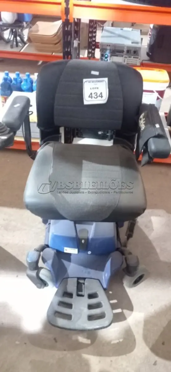 LOTE 434 - 01 CADEIRA DE RODAS MOTORIZADA. (NO ESTADO) ATENÇÃO! FAZER A VISITAÇÃO ANTES DE ARREMATAR, NÃO SABEMOS SE FUNCIONA, LEILÃO NÃO TEM GARANTIA E NEM DEVOLUÇÃO, SUJEITO A POSSÍVEIS AVARIAS VISÍVEIS/OCULTAS E/OU AUSÊNCIA DE COMPONENTES.