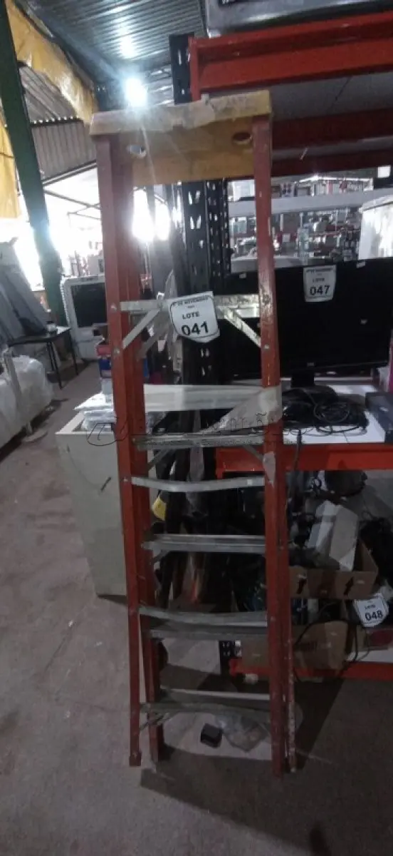 LOTE 041 - 01 ESCADA TESOURA EM FIBRA DE VIDRO DE 06 DEGRAUS. (NO ESTADO) ATENÇÃO! FAZER A VISITAÇÃO ANTES DE ARREMATAR, NÃO SABEMOS SE FUNCIONA, LEILÃO NÃO TEM GARANTIA E NEM DEVOLUÇÃO, SUJEITO A POSSÍVEIS AVARIAS VISÍVEIS/OCULTAS E/OU AUSÊNCIA DE COMPONENTES.