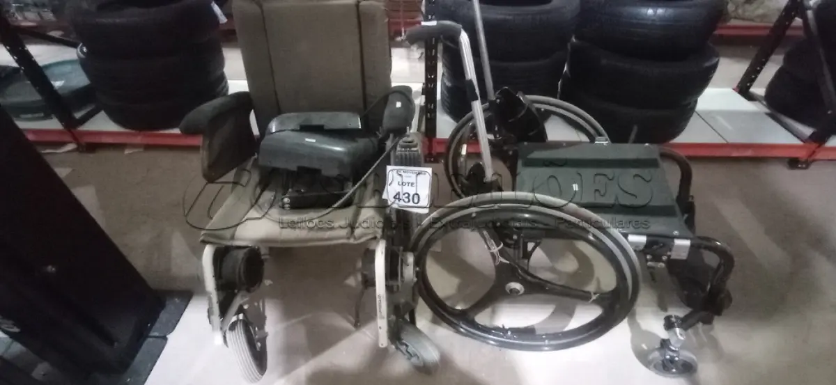 LOTE 430 - 01 CADEIRA DE RODAS MOTORIZADA E 01 CADEIRA DE RODAS. (NO ESTADO) ATENÇÃO! FAZER A VISITAÇÃO ANTES DE ARREMATAR, NÃO SABEMOS SE FUNCIONA, LEILÃO NÃO TEM GARANTIA E NEM DEVOLUÇÃO, SUJEITO A POSSÍVEIS AVARIAS VISÍVEIS/OCULTAS E/OU AUSÊNCIA DE COMPONENTES.
