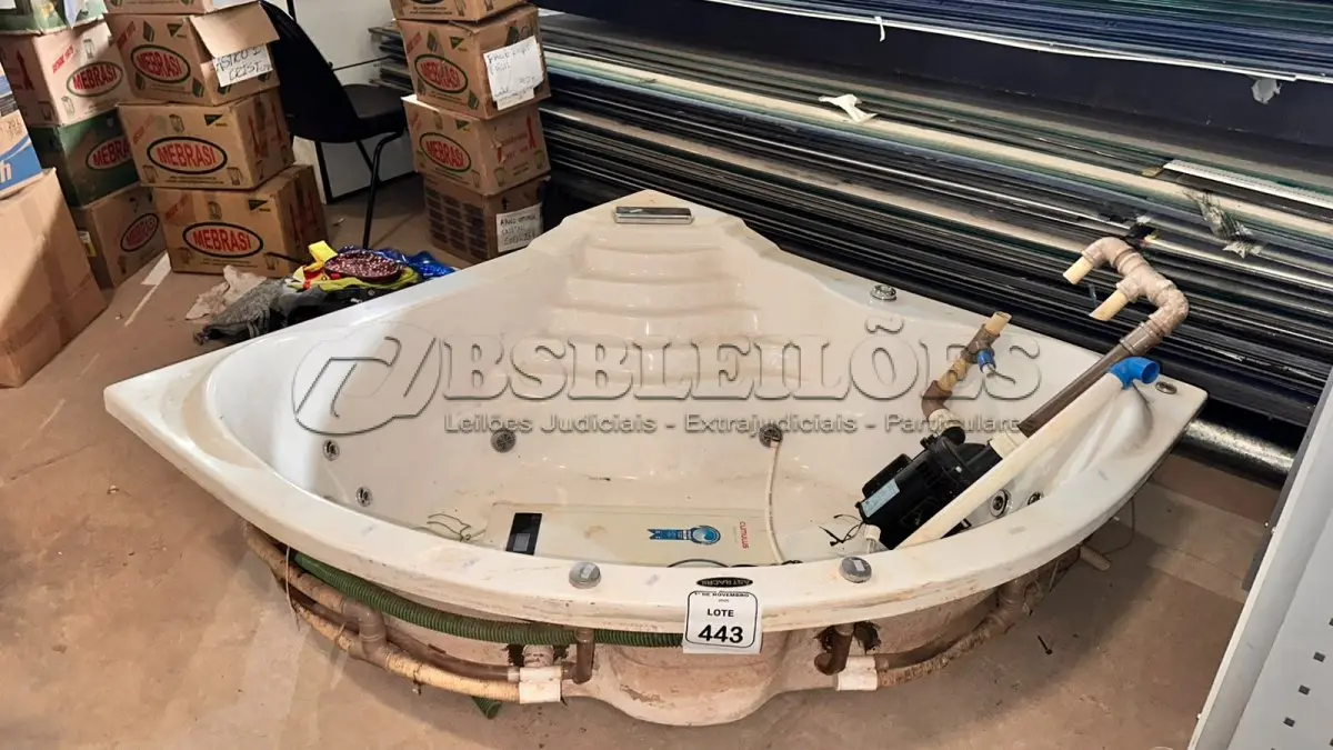 LOTE 443 - 01 BANHEIRA MARCA ASTRACRIL. (NO ESTADO) ATENÇÃO! FAZER A VISITAÇÃO ANTES DE ARREMATAR, NÃO SABEMOS SE FUNCIONA, LEILÃO NÃO TEM GARANTIA E NEM DEVOLUÇÃO, SUJEITO A POSSÍVEIS AVARIAS VISÍVEIS/OCULTAS E/OU AUSÊNCIA DE COMPONENTES.