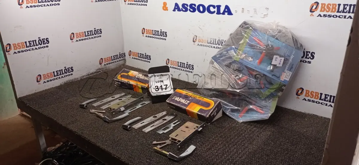 LOTE 317 - 02 FECHADURAS MARCA PAPAIZ E VÁRIOS IRRIGADORES MODELO P5 COM BASE. (NO ESTADO) ATENÇÃO! FAZER A VISITAÇÃO ANTES DE ARREMATAR, NÃO SABEMOS SE FUNCIONA, LEILÃO NÃO TEM GARANTIA E NEM DEVOLUÇÃO, SUJEITO A POSSÍVEIS AVARIAS VISÍVEIS/OCULTAS E/OU AUSÊNCIA DE COMPONENTES.