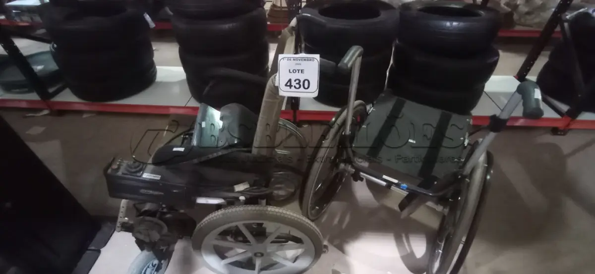 LOTE 430 - 01 CADEIRA DE RODAS MOTORIZADA E 01 CADEIRA DE RODAS. (NO ESTADO) ATENÇÃO! FAZER A VISITAÇÃO ANTES DE ARREMATAR, NÃO SABEMOS SE FUNCIONA, LEILÃO NÃO TEM GARANTIA E NEM DEVOLUÇÃO, SUJEITO A POSSÍVEIS AVARIAS VISÍVEIS/OCULTAS E/OU AUSÊNCIA DE COMPONENTES.