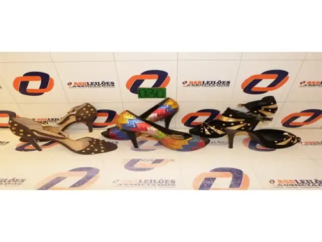 LEILÃO DE SAPATOS FEMININOS