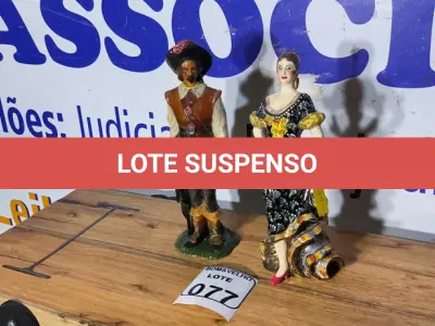 LOTE 077 - 01 CASAL DE ESPANHOL PORCELANA. (NO ESTADO)