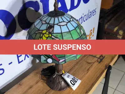 LOTE 081 - 01 ABAJUR TIFANI FUTEBOL. (NO ESTADO)