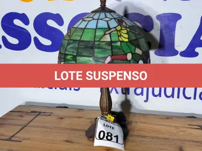LOTE 081 - 01 ABAJUR TIFANI FUTEBOL. (NO ESTADO)