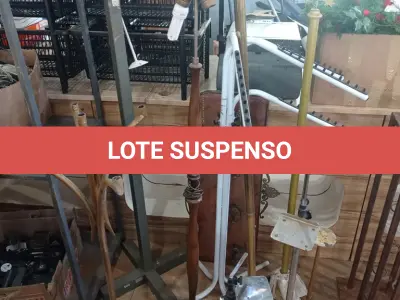 LOTE 645 - 02 SUPORTES DE FERRO PARA CASTIÇAL.  (NO ESTADO) ATENÇÃO! FAZER A VISITAÇÃO ANTES DE ARREMATAR, NÃO SABEMOS SE FUNCIONA, LEILÃO NÃO TEM GARANTIA E NEM DEVOLUÇÃO, SUJEITO A POSSÍVEIS AVARIAS VISÍVEIS/OCULTAS E/OU AUSÊNCIA DE COMPONENTES.
