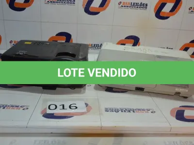LOTE 016 - 02 PROJETORES, SENDO 01 MARCA BENQ E 01 EPSON COM AVARIAS.(NO ESTADO)