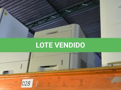 LOTE 028 - 01 CAFETEIRA E 02 LATAS DE LIXO EM INOX.(NO ESTADO)