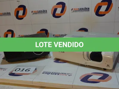 LOTE 016 - 02 PROJETORES, SENDO 01 MARCA BENQ E 01 EPSON COM AVARIAS.(NO ESTADO)
