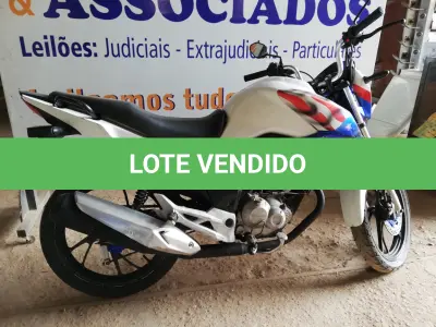 LOTE 403 - 01 MOTO HONDA CG 160 FAN FLEX; ANO 2018/2018 NA COR BRANCA. (NO ESTADO, NÃO SABEMOS SE FUNCIONA. LEILÃO NÃO TEM GARANTIA E NEM DEVOLUÇÃO.)