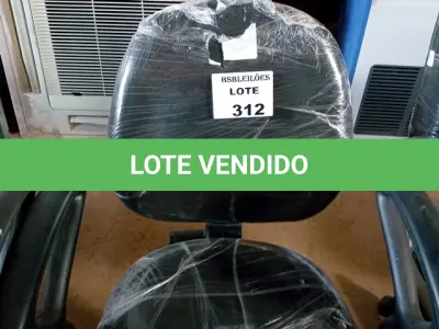 LOTE 312 - 01 CADEIRA PRA ESCRITORIO COM BASE GIRATORIA NA COR PRETA. (NO ESTADO, NÃO SABEMOS SE FUNCIONA. LEILÃO NÃO TEM GARANTIA E NEM DEVOLUÇÃO.)