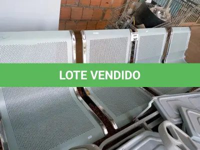 LOTE 367 - 01 LONGARINA 04 LUGARES. (NO ESTADO, NÃO SABEMOS SE FUNCIONA. LEILÃO NÃO TEM GARANTIA E NEM DEVOLUÇÃO.)