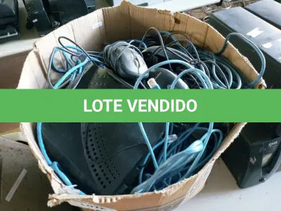 LOTE 206 - 01 CAIXA COM CABO DE REDES MAUSE E PERIFERICOS DIVERSOS 01 MIMEÓGRAFO (NO ESTADO, NÃO SABEMOS SE FUNCIONA. LEILÃO NÃO TEM GARANTIA E NEM DEVOLUÇÃO.)