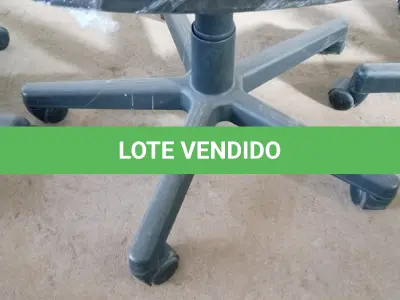 LOTE 312 - 01 CADEIRA PRA ESCRITORIO COM BASE GIRATORIA NA COR PRETA. (NO ESTADO, NÃO SABEMOS SE FUNCIONA. LEILÃO NÃO TEM GARANTIA E NEM DEVOLUÇÃO.)