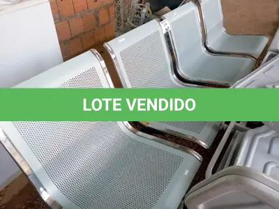 LOTE 367 - 01 LONGARINA 04 LUGARES. (NO ESTADO, NÃO SABEMOS SE FUNCIONA. LEILÃO NÃO TEM GARANTIA E NEM DEVOLUÇÃO.)
