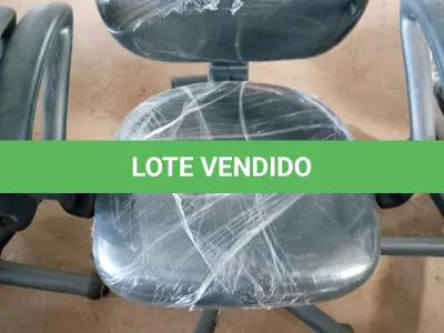 LOTE 312 - 01 CADEIRA PRA ESCRITORIO COM BASE GIRATORIA NA COR PRETA. (NO ESTADO, NÃO SABEMOS SE FUNCIONA. LEILÃO NÃO TEM GARANTIA E NEM DEVOLUÇÃO.)