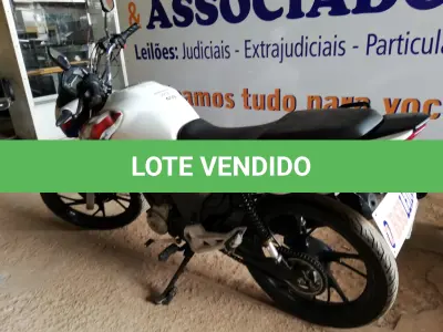 LOTE 403 - 01 MOTO HONDA CG 160 FAN FLEX; ANO 2018/2018 NA COR BRANCA. (NO ESTADO, NÃO SABEMOS SE FUNCIONA. LEILÃO NÃO TEM GARANTIA E NEM DEVOLUÇÃO.)