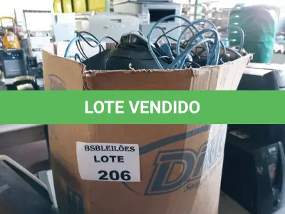 LOTE 206 - 01 CAIXA COM CABO DE REDES MAUSE E PERIFERICOS DIVERSOS 01 MIMEÓGRAFO (NO ESTADO, NÃO SABEMOS SE FUNCIONA. LEILÃO NÃO TEM GARANTIA E NEM DEVOLUÇÃO.)