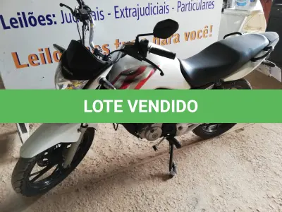 LOTE 403 - 01 MOTO HONDA CG 160 FAN FLEX; ANO 2018/2018 NA COR BRANCA. (NO ESTADO, NÃO SABEMOS SE FUNCIONA. LEILÃO NÃO TEM GARANTIA E NEM DEVOLUÇÃO.)
