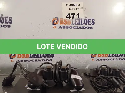 LOTE 471 - 01 PS2 COM 03 CONTROLES. (NO ESTADO, LEILÃO NÃO TEM GARANTIA E NEM DEVOLUÇÃO, SUJEITO A POSSÍVEIS AVARIAS VISÍVEIS/OCULTAS E/OU AUSÊNCIA DE COMPONENTES).