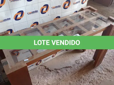 LOTE 430 - 01 APARADOR EM MADEIRA COM TAMPO DE VIDRO. (NO ESTADO, LEILÃO NÃO TEM GARANTIA E NEM DEVOLUÇÃO, SUJEITO A POSSÍVEIS AVARIAS VISÍVEIS/OCULTAS E/OU AUSÊNCIA DE COMPONENTES).