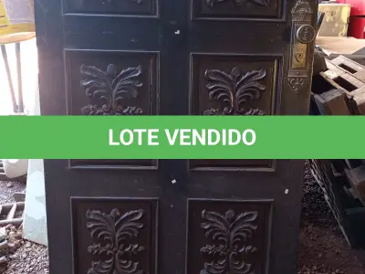 LOTE 506 - 01 PORTA EM MADEIRA ENTALHADA DE MEDINDO: 2,30M DE ALTURA X 0,99CM DE LARGURA. (NO ESTADO, LEILÃO NÃO TEM GARANTIA E NEM DEVOLUÇÃO, SUJEITO A POSSÍVEIS AVARIAS VISÍVEIS/OCULTAS E/OU AUSÊNCIA DE COMPONENTES).
