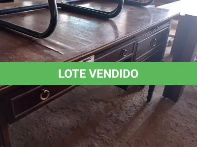 LOTE 425 - 01 MESA EM MADEIRA ENTALHADA COM 04 GAVETAS. (NO ESTADO, LEILÃO NÃO TEM GARANTIA E NEM DEVOLUÇÃO, SUJEITO A POSSÍVEIS AVARIAS VISÍVEIS/OCULTAS E/OU AUSÊNCIA DE COMPONENTES).