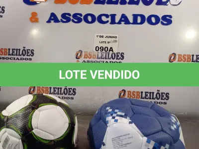 LOTE 090 - 02 BOLAS DE FUTEBOL. (NO ESTADO, LEILÃO NÃO TEM GARANTIA E NEM DEVOLUÇÃO, SUJEITO A POSSÍVEIS AVARIAS VISÍVEIS/OCULTAS E/OU AUSÊNCIA DE COMPONENTES).