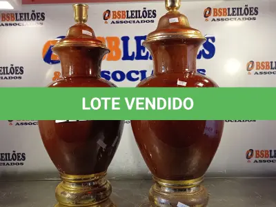 LOTE 444 - 02 ABAJURES INCOMPLETOS COM AVARIAS. (NO ESTADO, LEILÃO NÃO TEM GARANTIA E NEM DEVOLUÇÃO, SUJEITO A POSSÍVEIS AVARIAS VISÍVEIS/OCULTAS E/OU AUSÊNCIA DE COMPONENTES).