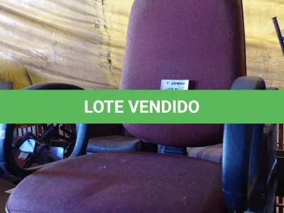 LOTE 487 - 01 CADEIRA DE ESCRITÓRIO COM BASE GIRATÓRIA NA COR VERMELHA. (NO ESTADO, LEILÃO NÃO TEM GARANTIA E NEM DEVOLUÇÃO, SUJEITO A POSSÍVEIS AVARIAS VISÍVEIS/OCULTAS E/OU AUSÊNCIA DE COMPONENTES).